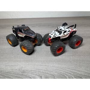 Hot Wheels Monster Jam Color Changer Monster Trucks Rottweiler/ Dalmatian